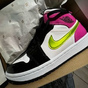 Air Jordan 1 MID SE- size 8 mens